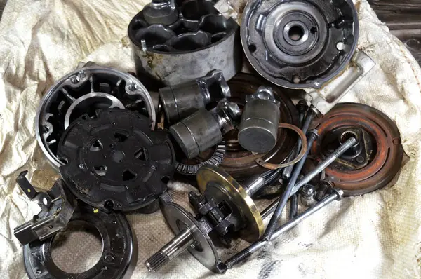 Eski bir araba klima kompresörünün iç parçaları ve detayları, soğutucuyu yoğunlaştırıcıya pompalamadan önce yüksek basınç altında tutan klima sisteminin güç ünitesi.