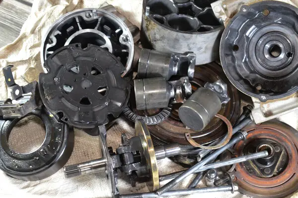 Eski bir araba klima kompresörünün iç parçaları ve detayları, soğutucuyu yoğunlaştırıcıya pompalamadan önce yüksek basınç altında tutan klima sisteminin güç ünitesi.