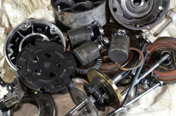 Eski bir araba klima kompresörünün iç parçaları ve detayları, soğutucuyu yoğunlaştırıcıya pompalamadan önce yüksek basınç altında tutan klima sisteminin güç ünitesi.