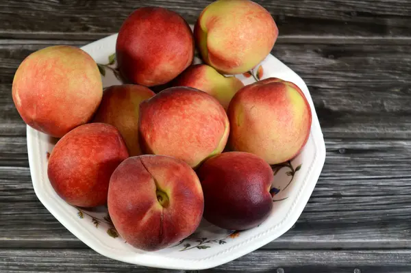 Şeftali meyvesi (Prunus persica), ilk olarak Çin 'de yetiştirilmiş ve evcilleştirilmiş bir yaprak döken ağaç, çoğu şeftali ve parlak derili, tüysüz türlerine nektarin adı verilir.