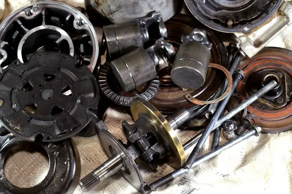 Eski bir araba klima kompresörünün iç parçaları ve detayları, soğutucuyu yoğunlaştırıcıya pompalamadan önce yüksek basınç altında tutan klima sisteminin güç ünitesi.