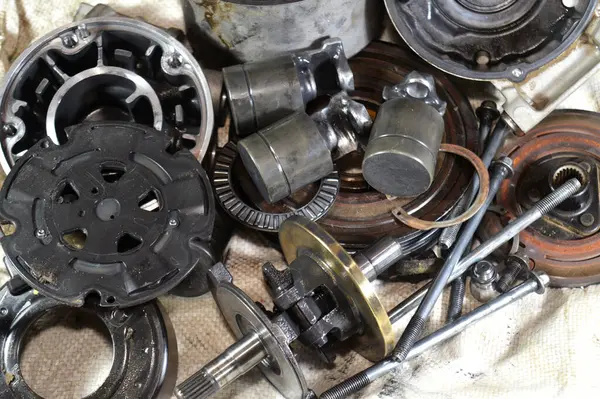 Eski bir araba klima kompresörünün iç parçaları ve detayları, soğutucuyu yoğunlaştırıcıya pompalamadan önce yüksek basınç altında tutan klima sisteminin güç ünitesi.