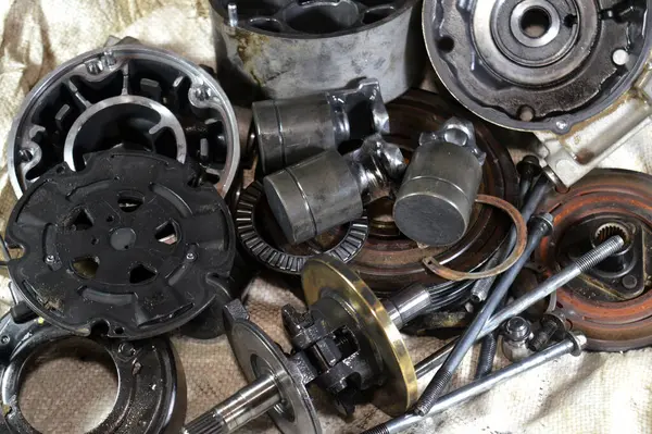 Eski bir araba klima kompresörünün iç parçaları ve detayları, soğutucuyu yoğunlaştırıcıya pompalamadan önce yüksek basınç altında tutan klima sisteminin güç ünitesi.