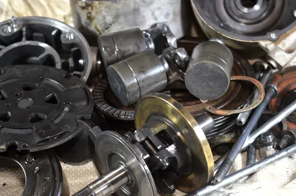 Eski bir araba klima kompresörünün iç parçaları ve detayları, soğutucuyu yoğunlaştırıcıya pompalamadan önce yüksek basınç altında tutan klima sisteminin güç ünitesi.