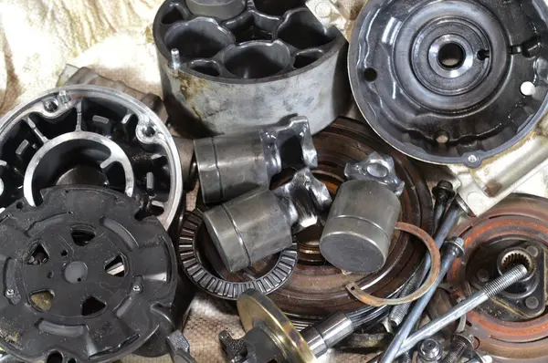 Eski bir araba klima kompresörünün iç parçaları ve detayları, soğutucuyu yoğunlaştırıcıya pompalamadan önce yüksek basınç altında tutan klima sisteminin güç ünitesi.