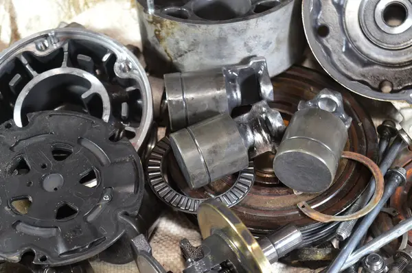 Eski bir araba klima kompresörünün iç parçaları ve detayları, soğutucuyu yoğunlaştırıcıya pompalamadan önce yüksek basınç altında tutan klima sisteminin güç ünitesi.