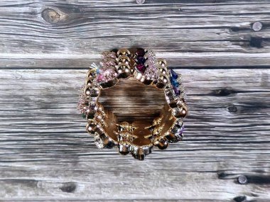 Altın bilezik, bilekliğe takılan ve kadınlar için dekorasyon ve moda için kullanılan bir takı ya da aksesuardır.