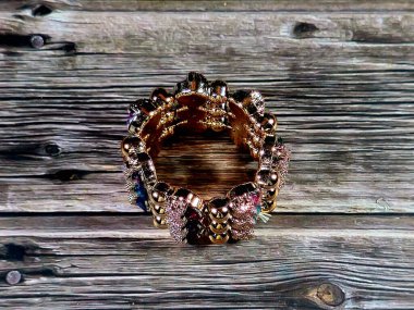 Altın bilezik, bilekliğe takılan ve kadınlar için dekorasyon ve moda için kullanılan bir takı ya da aksesuardır.