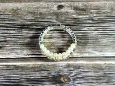 Beyaz inci bilezik, bilekliğe takılan ve kadınlar için dekorasyon ve moda için kullanılan bir takı ya da aksesuardır.