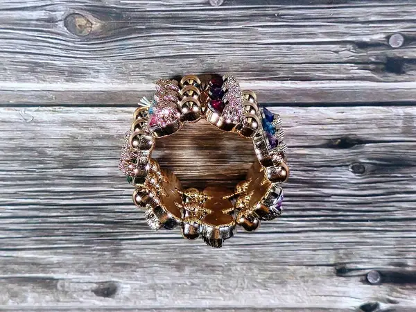 Altın bilezik, bilekliğe takılan ve kadınlar için dekorasyon ve moda için kullanılan bir takı ya da aksesuardır.