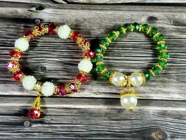 Boncuklu boncuklu boncuklu bilezikler, bilekliğe takılan ve kadınlar için dekorasyon ve moda için kullanılan bir takı ya da aksesuar parçasıdır.