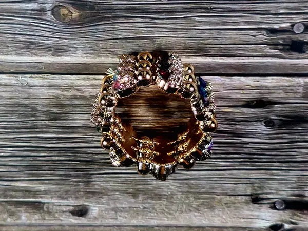 Altın bilezik, bilekliğe takılan ve kadınlar için dekorasyon ve moda için kullanılan bir takı ya da aksesuardır.