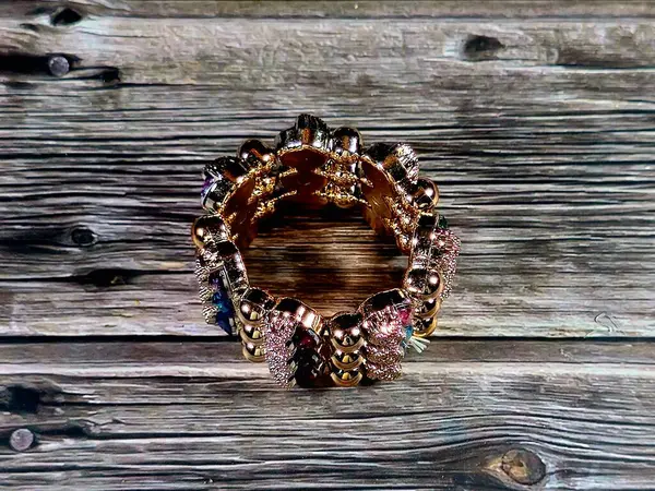 Altın bilezik, bilekliğe takılan ve kadınlar için dekorasyon ve moda için kullanılan bir takı ya da aksesuardır.