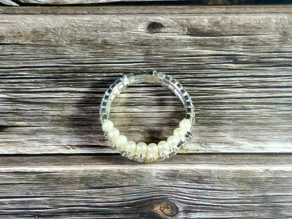 Beyaz inci bilezik, bilekliğe takılan ve kadınlar için dekorasyon ve moda için kullanılan bir takı ya da aksesuardır.