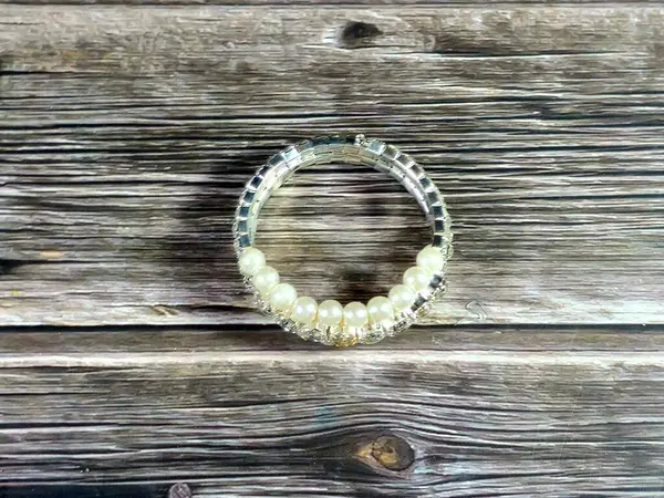 Beyaz inci bilezik, bilekliğe takılan ve kadınlar için dekorasyon ve moda için kullanılan bir takı ya da aksesuardır.