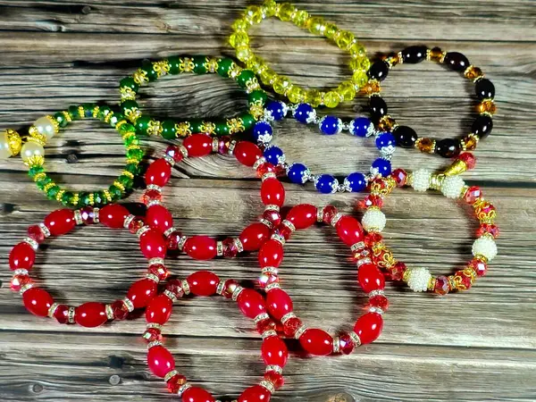 Renkli boncuklu renkli bilezikler, bileklik, bilekliğe takılan ve kadınlar için dekorasyon ve moda için kullanılan bir takı ya da aksesuar ürünüdür.