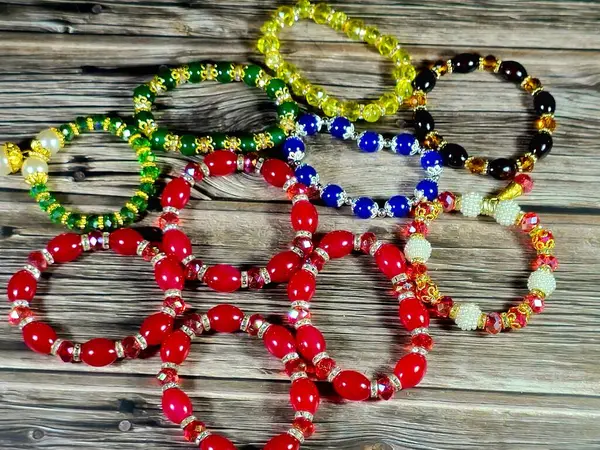 Renkli boncuklu renkli bilezikler, bileklik, bilekliğe takılan ve kadınlar için dekorasyon ve moda için kullanılan bir takı ya da aksesuar ürünüdür.