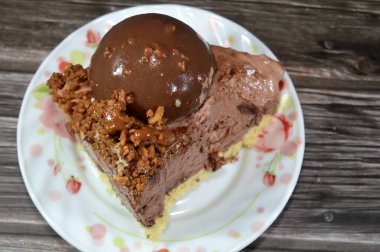 Çikolata topağı ve kremayla kaplı, bir parça dondurmalı pastadan bir parça, ve karamel sosu ve fındıklı çikolata, yaz ve tatil konsepti.