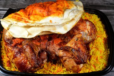 Halep Arap Suriye mutfağı ızgara ızgara tavuk rengarenk Basmati pilavı, tavuk ızgara makinesinde ızgara yapılmış tavuk Suriye tarifi ile yapılan tavuklar, nemli, sulu
