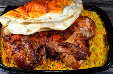 Halep Arap Suriye mutfağı ızgara ızgara tavuk rengarenk Basmati pilavı, tavuk ızgara makinesinde ızgara yapılmış tavuk Suriye tarifi ile yapılan tavuklar, nemli, sulu