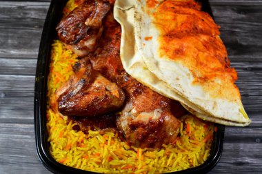 Halep Arap Suriye mutfağı ızgara ızgara tavuk rengarenk Basmati pilavı, tavuk ızgara makinesinde ızgara yapılmış tavuk Suriye tarifi ile yapılan tavuklar, nemli, sulu