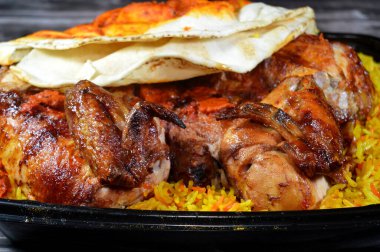 Halep Arap Suriye mutfağı ızgara ızgara tavuk rengarenk Basmati pilavı, tavuk ızgara makinesinde ızgara yapılmış tavuk Suriye tarifi ile yapılan tavuklar, nemli, sulu