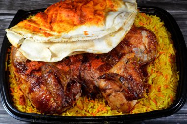 Halep Arap Suriye mutfağı ızgara ızgara tavuk rengarenk Basmati pilavı, tavuk ızgara makinesinde ızgara yapılmış tavuk Suriye tarifi ile yapılan tavuklar, nemli, sulu