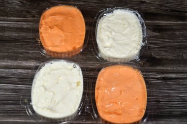 Normal ve baharatlı sarımsak sosu veya Tomeya, Tomiya, geleneksel ortadoğu sosu, birincil malzeme olarak sarımsağı, yağ, tereyağı veya mayonez gibi emülsiyonu kullanarak hazırlanmış bir sos, yoğurt.