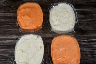 Normal ve baharatlı sarımsak sosu veya Tomeya, Tomiya, geleneksel ortadoğu sosu, birincil malzeme olarak sarımsağı, yağ, tereyağı veya mayonez gibi emülsiyonu kullanarak hazırlanmış bir sos, yoğurt.