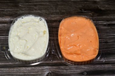 Normal ve baharatlı sarımsak sosu veya Tomeya, Tomiya, geleneksel ortadoğu sosu, birincil malzeme olarak sarımsağı, yağ, tereyağı veya mayonez gibi emülsiyonu kullanarak hazırlanmış bir sos, yoğurt.