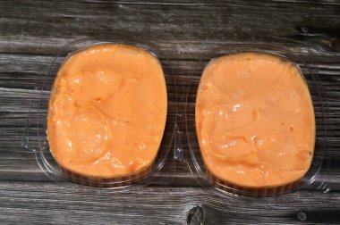 Baharatlı sarımsak sosu ya da Tomeya, Tomiya, geleneksel ortadoğu sosunda, birincil malzeme olarak sarımsak, emülsiyon, yağ, tereyağı ya da mayonez, yoğurt, baharat gibi bir sos kullanılıyor.