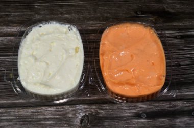 Normal ve baharatlı sarımsak sosu veya Tomeya, Tomiya, geleneksel ortadoğu sosu, birincil malzeme olarak sarımsağı, yağ, tereyağı veya mayonez gibi emülsiyonu kullanarak hazırlanmış bir sos, yoğurt.