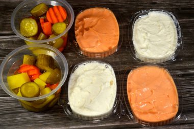 Salamura edilmiş kırmızı biber, salatalık, patates küpü, havuç turşusu, normal ve baharatlı sarımsak sosu veya geleneksel ortadoğu sosu olan Tomeya, Tomiya,