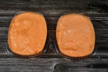 Baharatlı sarımsak sosu ya da Tomeya, Tomiya, geleneksel ortadoğu sosunda, birincil malzeme olarak sarımsak, emülsiyon, yağ, tereyağı ya da mayonez, yoğurt, baharat gibi bir sos kullanılıyor.