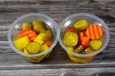 Arap turşusu, salamura edilmiş kırmızı biber turşusu, salatalık, patates küpü, havuç, Arapça geleneksel Suriye aperatifleri.