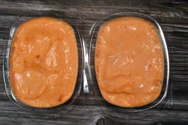 Baharatlı sarımsak sosu ya da Tomeya, Tomiya, geleneksel ortadoğu sosunda, birincil malzeme olarak sarımsak, emülsiyon, yağ, tereyağı ya da mayonez, yoğurt, baharat gibi bir sos kullanılıyor.