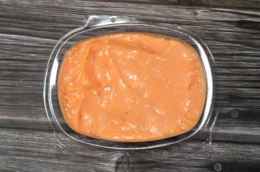 Baharatlı sarımsak sosu ya da Tomeya, Tomiya, geleneksel ortadoğu sosunda, birincil malzeme olarak sarımsak, emülsiyon, yağ, tereyağı ya da mayonez, yoğurt, baharat gibi bir sos kullanılıyor.