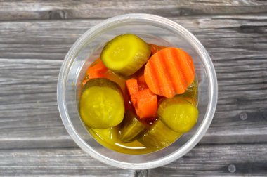 Arap turşusu, salamura edilmiş kırmızı biber turşusu, salatalık, patates küpü, havuç, Arapça geleneksel Suriye aperatifleri.