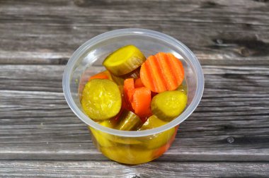 Arap turşusu, salamura edilmiş kırmızı biber turşusu, salatalık, patates küpü, havuç, Arapça geleneksel Suriye aperatifleri.