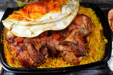 Nemli ve sulu Halep Arap mutfağından ızgara ızgara ızgara tavuk renkli Basmati pilavı, ızgara tavuk ızgara makinesinde ızgara edilmiş tavuk, sarımsak sosu ve turşu.