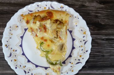 Mantar dilimli tavuk çiftliği pizzası, tavuk parçaları, zeytin parçaları, dolma biber dilimleri, mozzarella peyniri, zeytinyağı, taze otlar, çiftlik sosu, domates sosu, İtalyan mutfağından pizza.