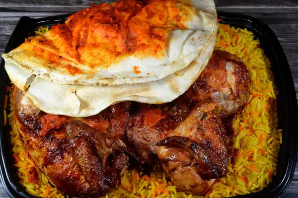 Halep Arap Suriye mutfağı ızgara ızgara tavuk rengarenk Basmati pilavı, tavuk ızgara makinesinde ızgara yapılmış tavuk Suriye tarifi ile yapılan tavuklar, nemli, sulu