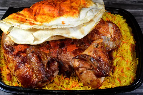 Halep Arap Suriye mutfağı ızgara ızgara tavuk rengarenk Basmati pilavı, tavuk ızgara makinesinde ızgara yapılmış tavuk Suriye tarifi ile yapılan tavuklar, nemli, sulu