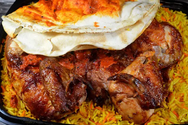 Halep Arap Suriye mutfağı ızgara ızgara tavuk rengarenk Basmati pilavı, tavuk ızgara makinesinde ızgara yapılmış tavuk Suriye tarifi ile yapılan tavuklar, nemli, sulu