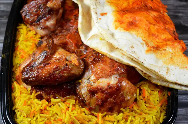Halep Arap Suriye mutfağı ızgara ızgara tavuk rengarenk Basmati pilavı, tavuk ızgara makinesinde ızgara yapılmış tavuk Suriye tarifi ile yapılan tavuklar, nemli, sulu