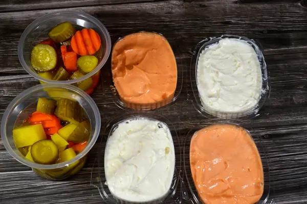 Salamura edilmiş kırmızı biber, salatalık, patates küpü, havuç turşusu, normal ve baharatlı sarımsak sosu veya geleneksel ortadoğu sosu olan Tomeya, Tomiya,