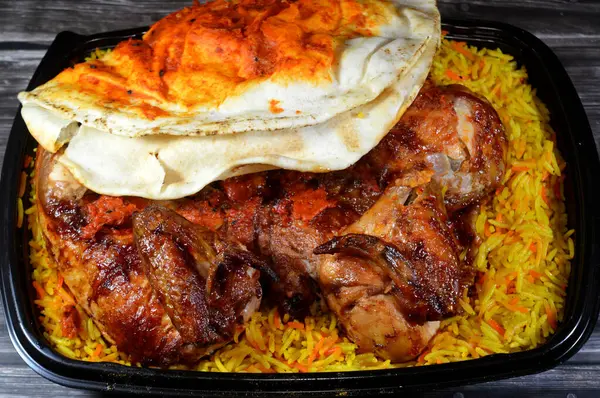 Halep Arap Suriye mutfağı ızgara ızgara tavuk rengarenk Basmati pilavı, tavuk ızgara makinesinde ızgara yapılmış tavuk Suriye tarifi ile yapılan tavuklar, nemli, sulu