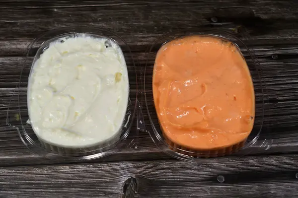 Normal ve baharatlı sarımsak sosu veya Tomeya, Tomiya, geleneksel ortadoğu sosu, birincil malzeme olarak sarımsağı, yağ, tereyağı veya mayonez gibi emülsiyonu kullanarak hazırlanmış bir sos, yoğurt.