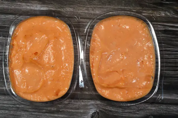 Baharatlı sarımsak sosu ya da Tomeya, Tomiya, geleneksel ortadoğu sosunda, birincil malzeme olarak sarımsak, emülsiyon, yağ, tereyağı ya da mayonez, yoğurt, baharat gibi bir sos kullanılıyor.