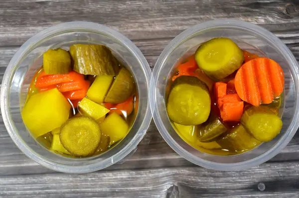 Arap turşusu, salamura edilmiş kırmızı biber turşusu, salatalık, patates küpü, havuç, Arapça geleneksel Suriye aperatifleri.